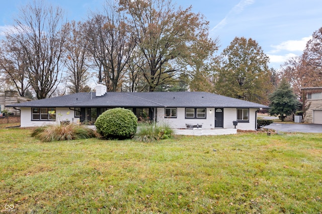 view of front of property featuring a front yard