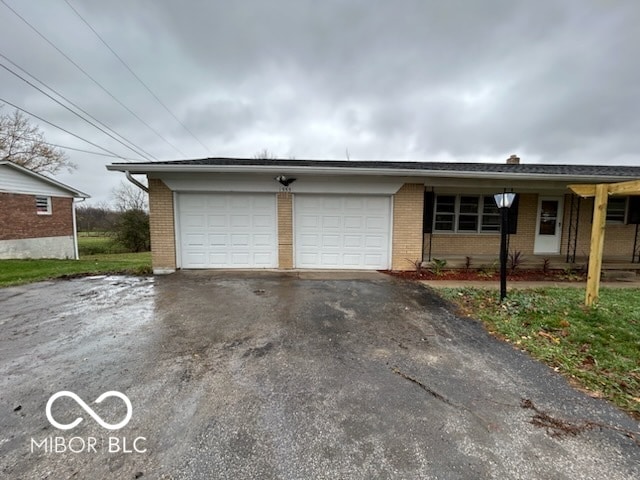 view of front facade with a garage