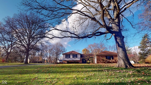 view of front facade with a front lawn