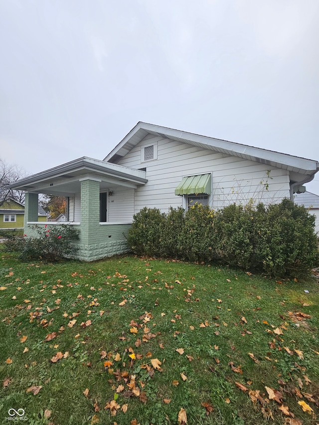 view of side of property featuring a yard