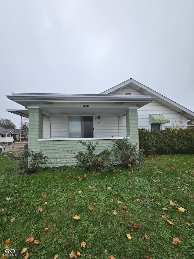 single story home with a front lawn