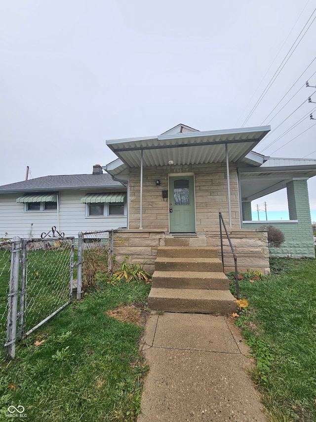 view of front of house with a front lawn