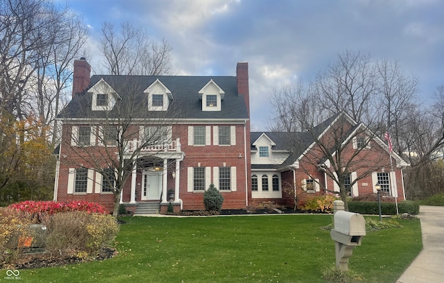 colonial home featuring a front lawn