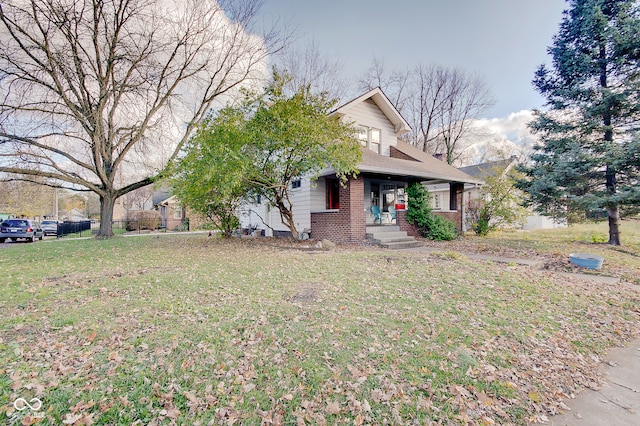 view of front facade featuring a porch and a front lawn