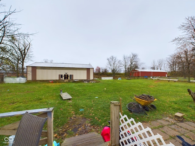 view of yard featuring an outdoor structure