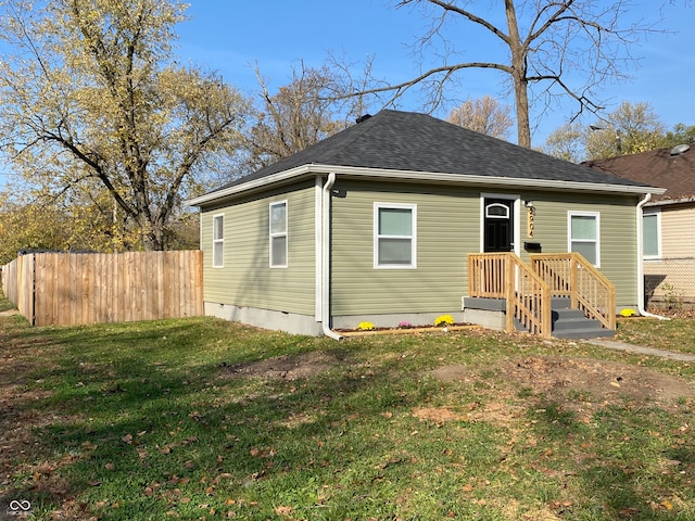 bungalow-style house featuring a front lawn