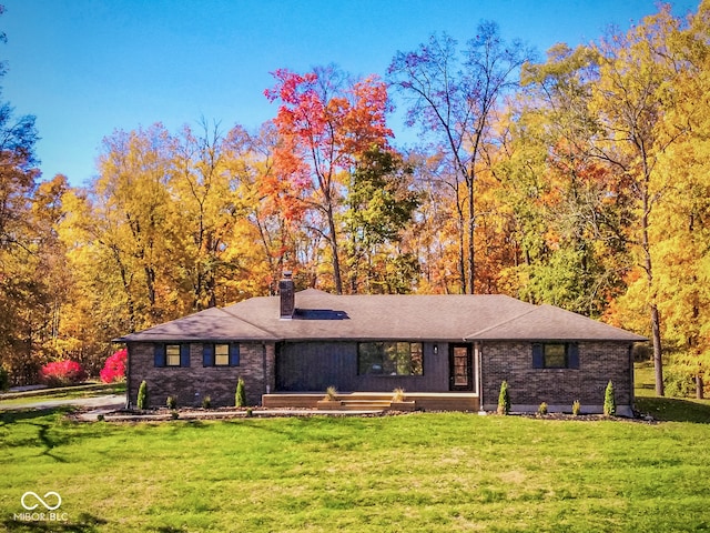 ranch-style house featuring a front lawn