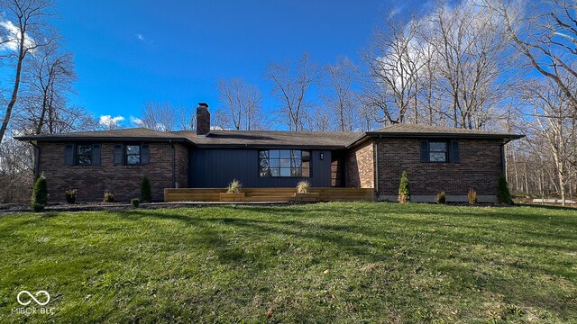 ranch-style house featuring a front lawn