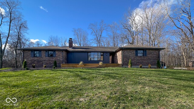 ranch-style house featuring a front lawn