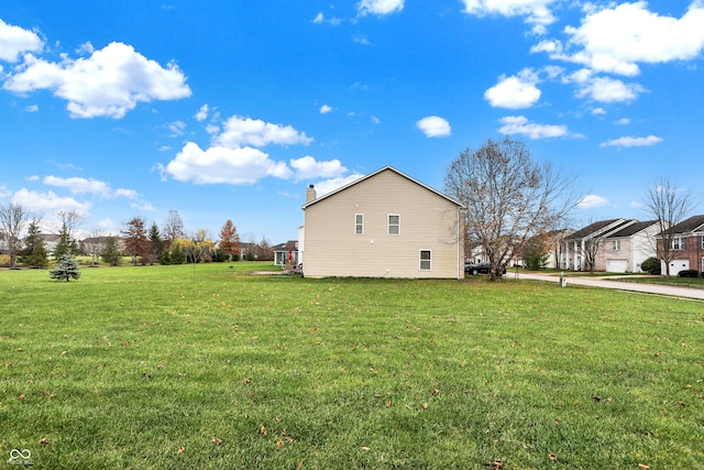 view of side of property featuring a lawn