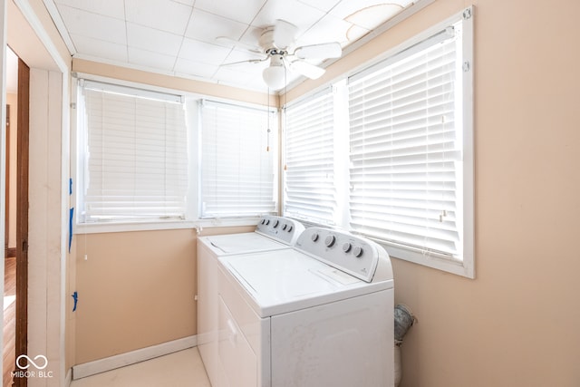 laundry room with washer and clothes dryer and ceiling fan