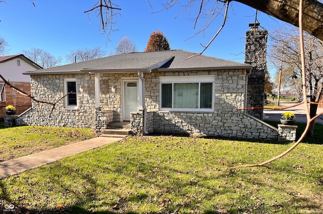 view of front facade featuring a front yard