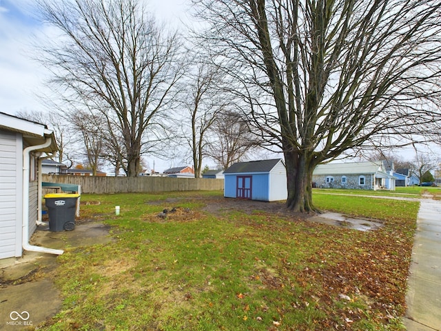 view of yard featuring a storage unit