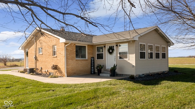 view of front facade with a front yard