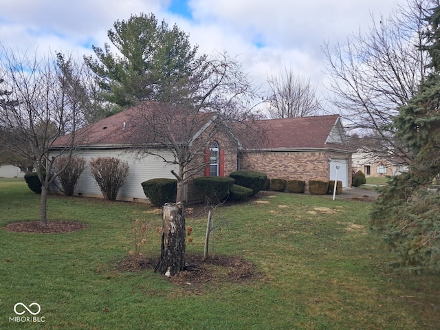 view of front facade with a front lawn