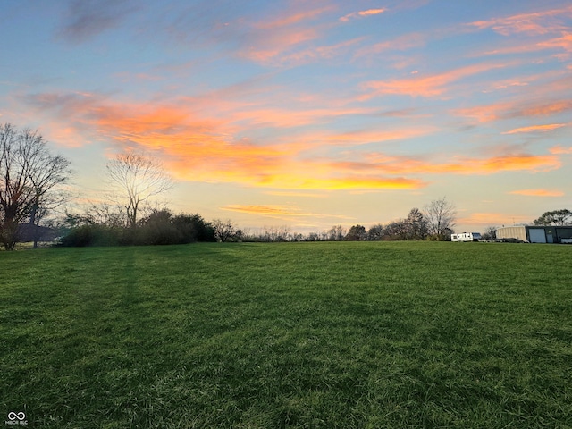 view of yard at dusk