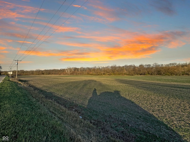 view of yard at dusk