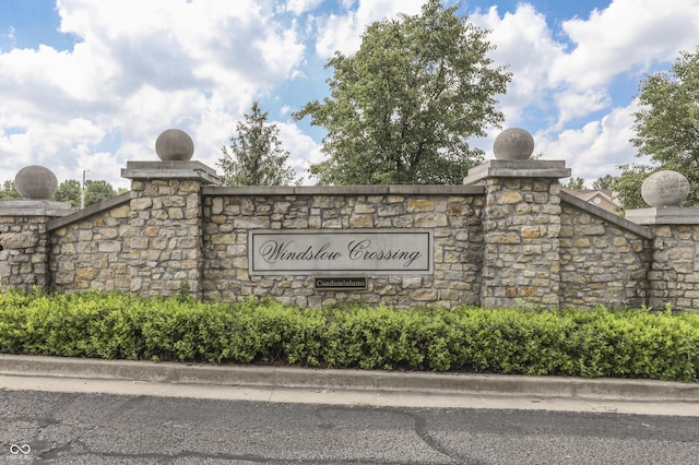 view of community / neighborhood sign