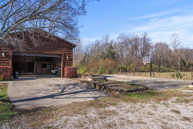 view of yard featuring a detached garage and an outbuilding