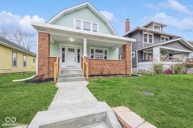 view of front of property featuring a front lawn