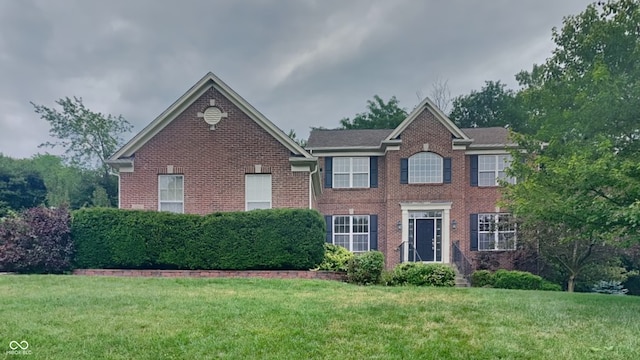 view of front of property featuring a front lawn