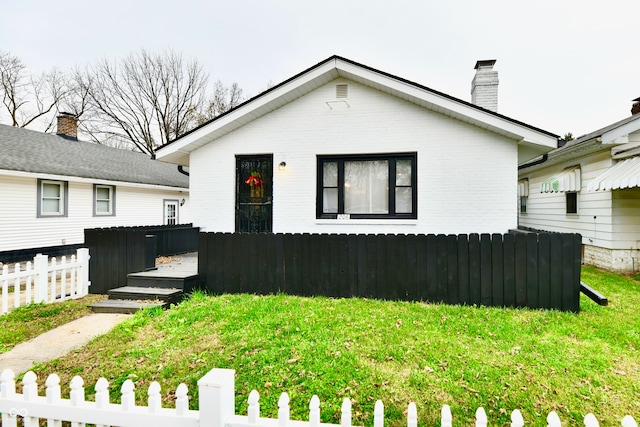 view of front of property with a front yard