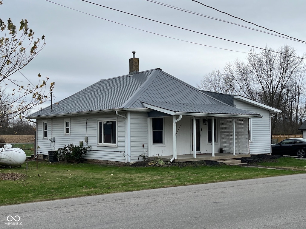 view of front of house featuring a porch and a front lawn