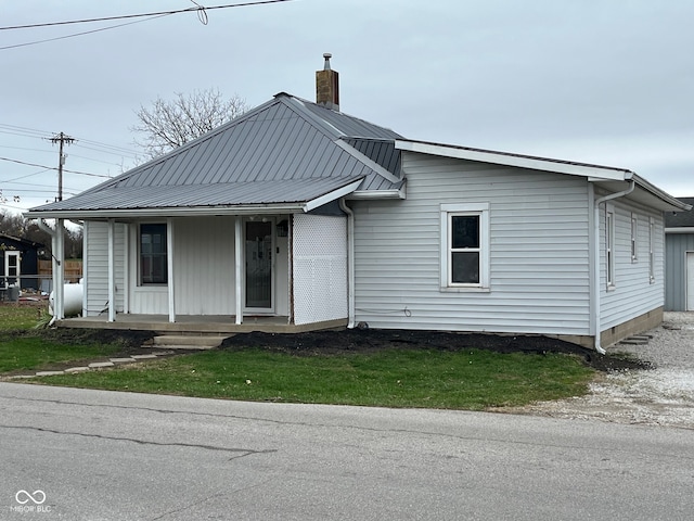 view of front of property featuring covered porch