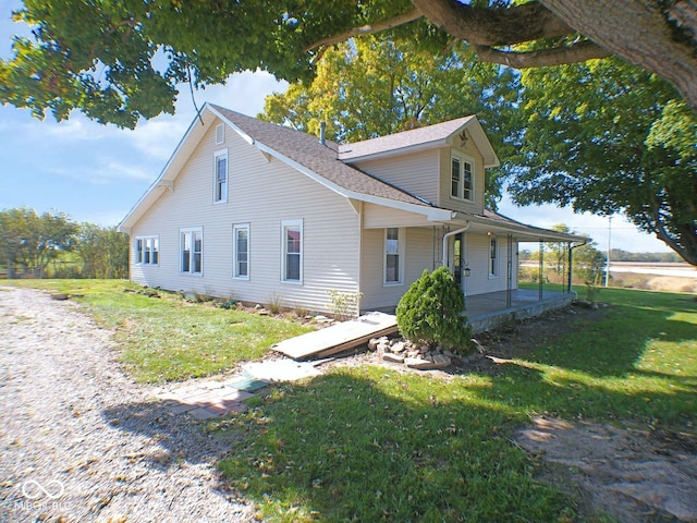 view of front facade featuring a porch and a front yard