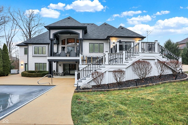 view of front of house featuring a patio and a front yard