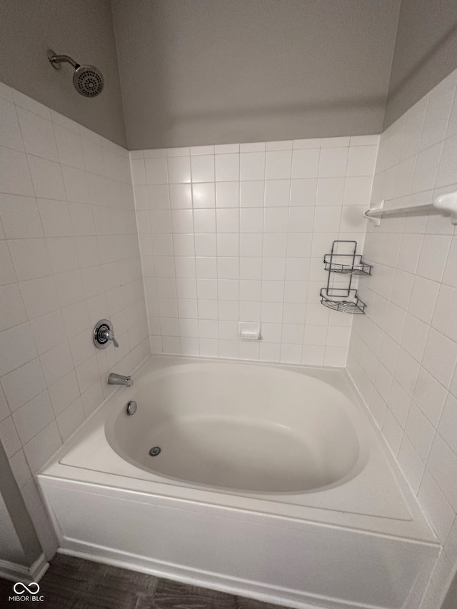 bathroom with tiled shower / bath