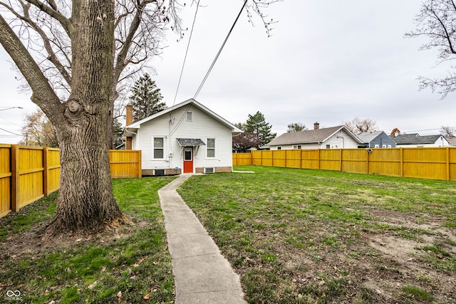 back of house featuring a yard