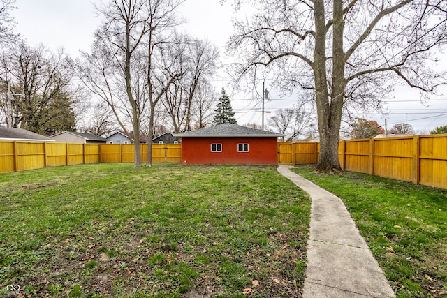 view of yard with an outdoor structure