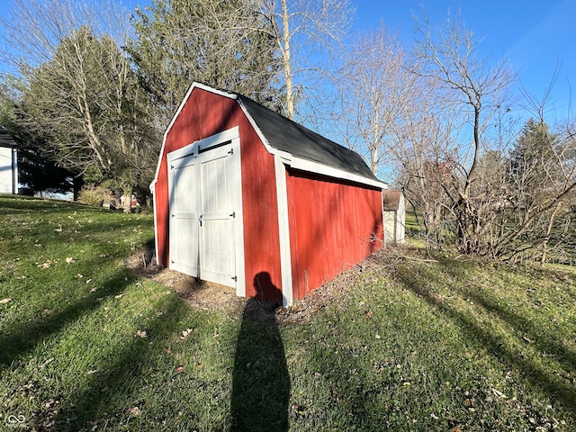 view of outdoor structure featuring a yard