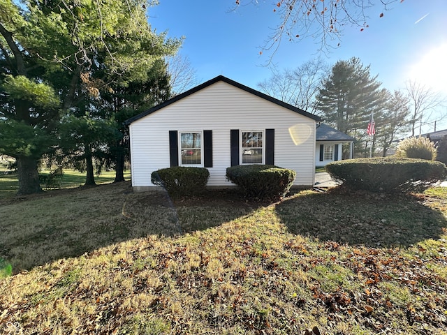 view of front of property featuring a front yard