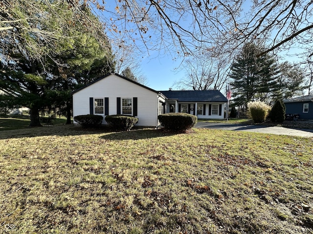 ranch-style home with a front lawn