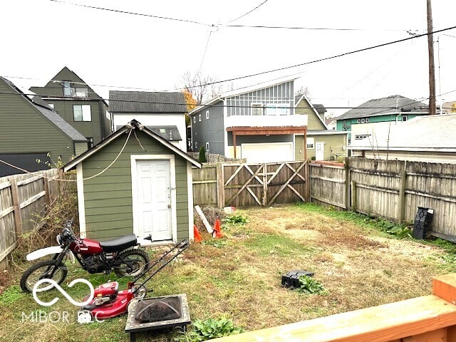 view of yard featuring a storage unit