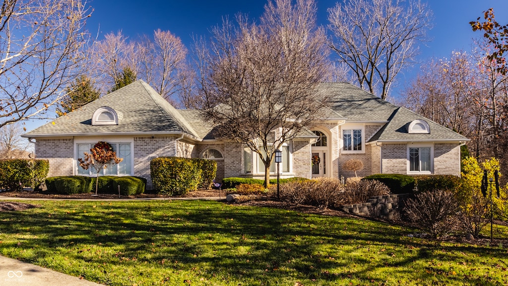 view of front of house with a front lawn