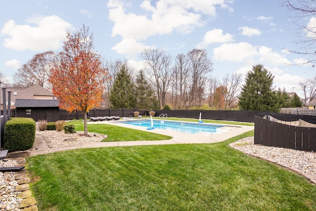 view of swimming pool featuring a diving board and a lawn