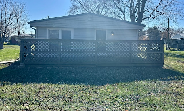 view of front of house featuring a front yard