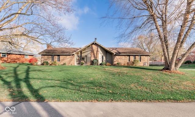 view of front of home featuring a front yard