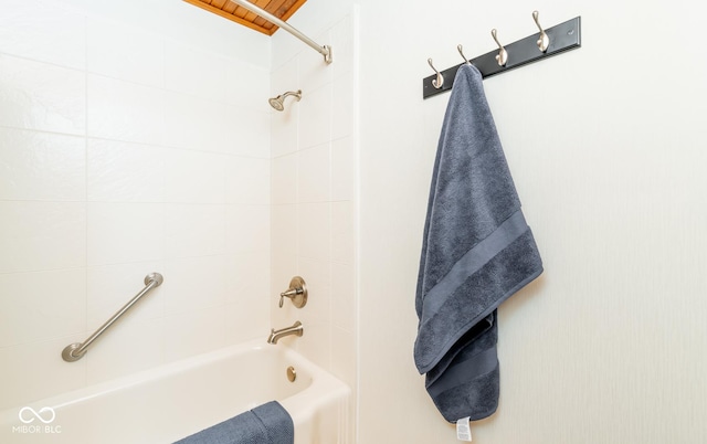 bathroom featuring tiled shower / bath combo