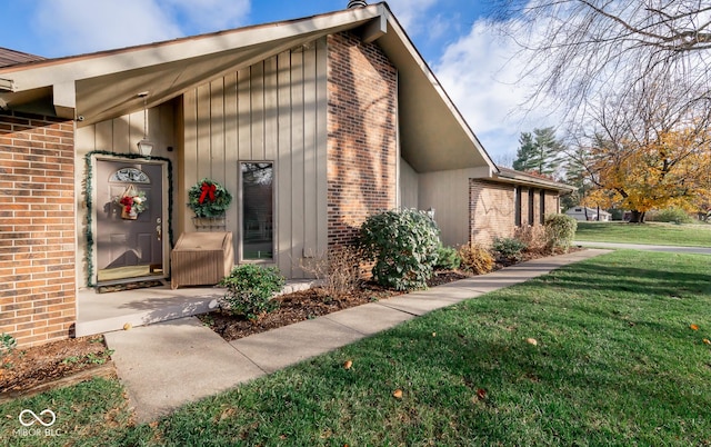 entrance to property with a yard