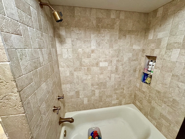 bathroom with tiled shower / bath combo