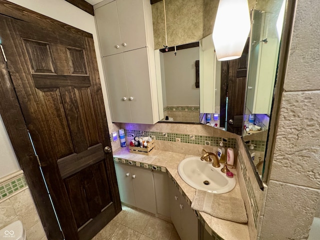 bathroom featuring decorative backsplash and vanity