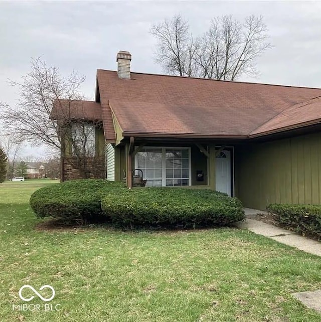 view of front of home with a front lawn