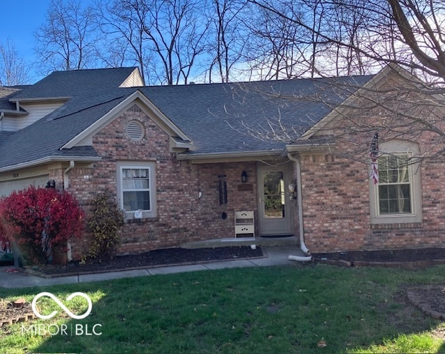 view of front of house featuring a garage and a front yard