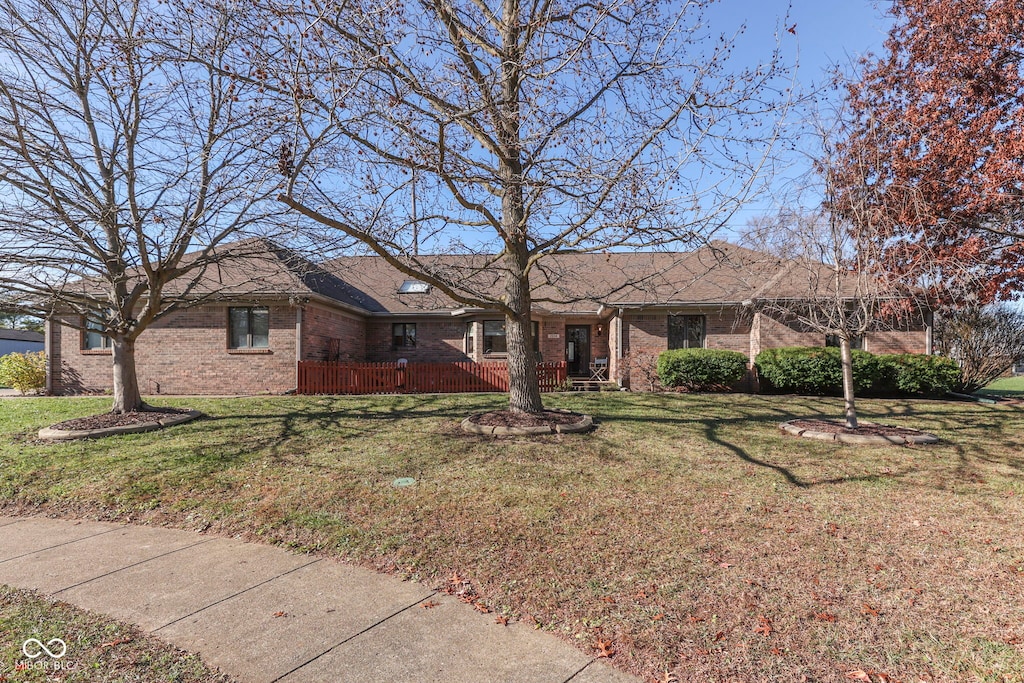 single story home featuring a front yard