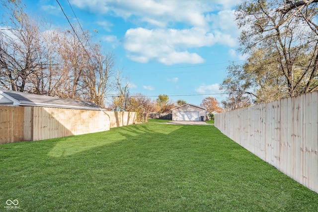 view of yard featuring an outdoor structure