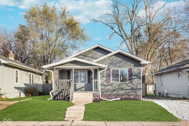 bungalow featuring a front lawn